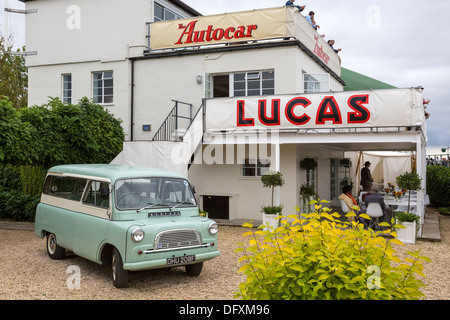 Bedford CA van neben dem ursprünglichen Kontrollturm. 2013 Goodwood Revival, Sussex, UK. Stockfoto