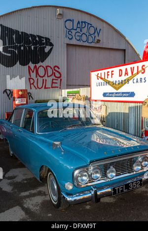 1964 Ford Zodiac MkIII auf einen simulierten 1960 Garage Vorplatz an der 2013 Goodwood Revival, Sussex, UK. Stockfoto