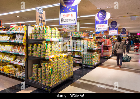 Innere des Lotte Mart Supermarkt in Gangnam District, Seoul, Korea Stockfoto