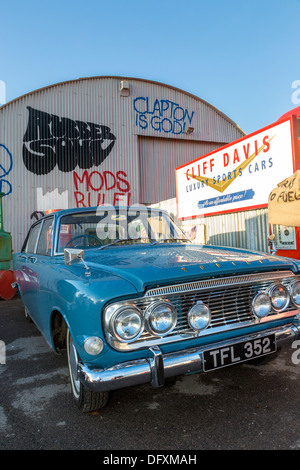 1964 Ford Zodiac MkIII auf einen simulierten 1960 Garage Vorplatz an der 2013 Goodwood Revival, Sussex, UK. Stockfoto