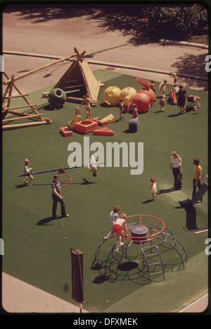 SPIELPLATZ OBERHALB EINER TIEFGARAGE AN DER PLAZA DES RATHAUSES 549666 Stockfoto