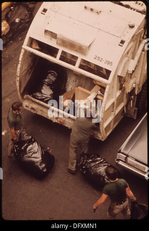 In der 172nd Street in Manhattan werden Sanitärangehörige beim Müllsammeln gesehen. Das Bild zeigt einen wesentlichen städtischen Service, der Sauberkeit in der Stadt gewährleistet. Stockfoto