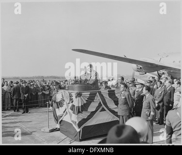 Foto von Präsident Miguel Aleman von Mexiko anlässlich einer Willkommenszeremonie am nationalen Flughafen bald nach... 199542 Stockfoto