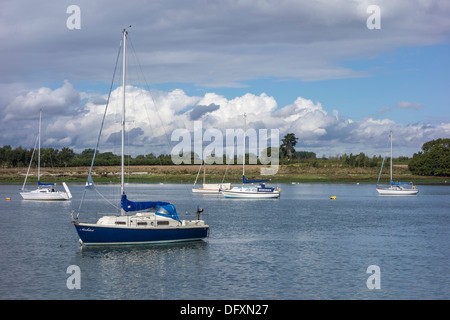 Chichester Harbour, Yachten vor Anker in ruhigem Wasser, West Sussex, England, UK. Stockfoto