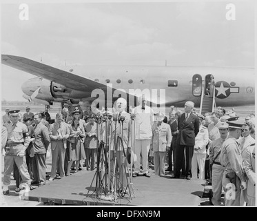 Fotografieren von Präsident Truman anlässlich der Flughafen Kennzeichnung der Abfahrt des Secretary Of State James... 199409 Stockfoto