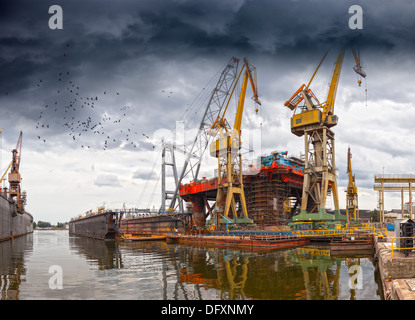 Dramatische Landschaft der Schiffswerften in Danzig, Polen. Stockfoto