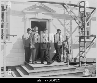 Foto des mexikanischen Präsidenten Miguel Aleman und andere Würdenträger in Washingtons Mount Vernon nach Hause. 199548 Stockfoto