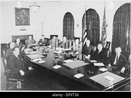 Fotografieren von Präsident Truman mit seinem Kabinett in der Cabinet Room des weißen Hauses, (im Uhrzeigersinn um den Tisch)... 199479 Stockfoto