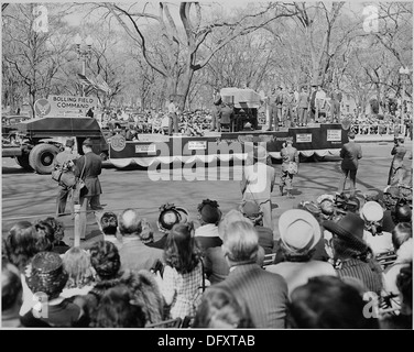 Präsident Truman besucht die Armee Day-Parade in Washington, D. C. Diese Ansicht ist von der Parade. 199611 Stockfoto