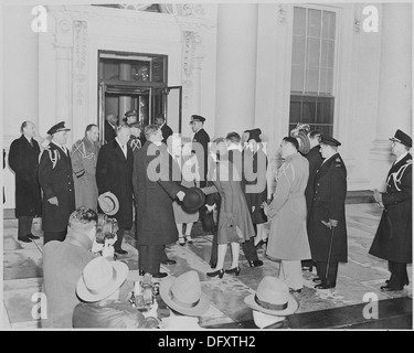 Fotografieren von Präsident Truman Gruß Generalgouverneur von Kanada, Feldmarschall Harold Alexander und seine Partei... 199513 Stockfoto