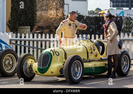 Urs Müller prüft die Startzeit für seine 1938 Maserati 6 CM. 2013 Goodwood Revival, Sussex, UK. Stockfoto