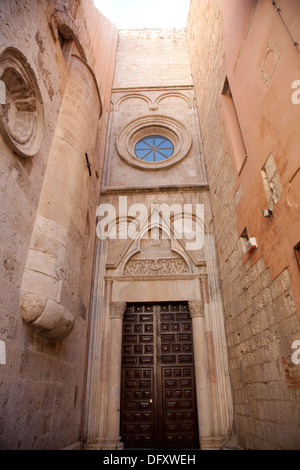 Detaillierte Stein Tür auf Seite der Kathedrale von Cagliari auf über Fossario in Cagliari - Sardinien Stockfoto