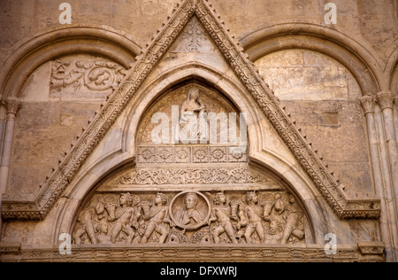 Detaillierte Stein Tor Giebel auf Seite der Kathedrale von Cagliari auf über Fossario in Cagliari - Sardinien Stockfoto