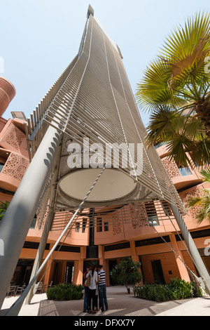 Windturm bietet kühlen Luft in Hof am Institute of Science and Technology in Masdar City Abu Dhabi Vereinigte Arabische Emirate Stockfoto