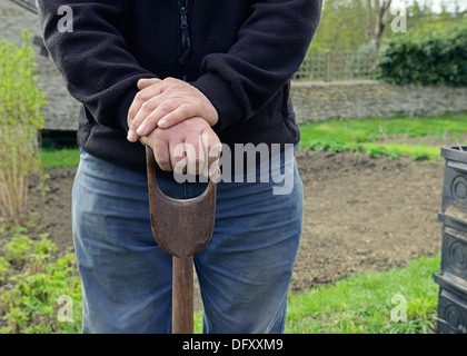 Mann auf einer Zuteilung, die für den Anbau vorbereitet wurde. Oxfordshire, England, Großbritannien Stockfoto