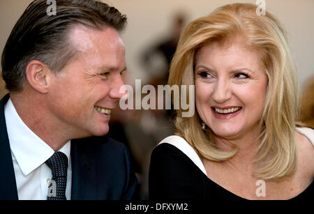 München, Deutschland. 10. Oktober 2013. CEO von morgen Focus AG Toon Bouten und Gründer der Huffington Post Arianna Huffington Gespräche während einer Pressekonferenz in München, Deutschland, 10. Oktober 2013. Die deutsche Version der Online-Zeitung begann am 10. Oktober 2013. Foto: SVEN HOPPE/Dpa/Alamy Live News Stockfoto