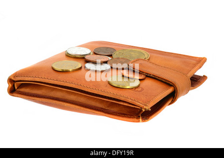 gelbe Handtasche mit verschiedenen Münzen Stockfoto