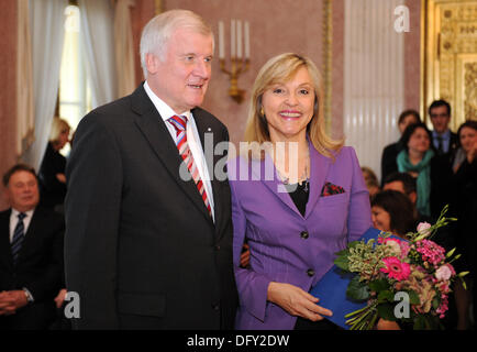 München, Deutschland. 10. Oktober 2013. Premier von Bayern Horst Seehofer (L) übergibt das Zertifikat des Büros an die neuen EU-Minister Beate Merk am Prinz-Carl-Palais in München, Deutschland, 10. Oktober 2013. Foto: ANDREAS GEBERT/Dpa/Alamy Live-Nachrichten Stockfoto