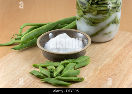 Gesalzene Bohnen - eine alte und traditionelle Art frische Bohnen für die zukünftige Verwendung zu bewahren. VEREINIGTES KÖNIGREICH. Stockfoto