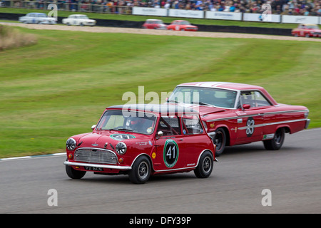 James Martin in der 1963 Austin Mini Cooper S mit Tom Kristensens Galaxie 500 hart pushen. 2013 Goodwood Revival, Sussex, UK. Stockfoto