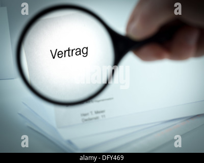 Anschreiben mit dem Wort Vertrag im Briefkopf Stockfoto