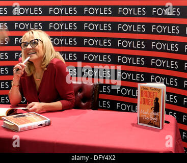 Foyles Buchladen, Charing Cross Road, London, UK. 10. Oktober 2013. Autorin Helen Fielding signiert Exemplaren des neuen Buches von Bridget Jones, "Mad About The Boy.". Bildnachweis: Rachel Megawhat/Alamy Live-Nachrichten Stockfoto