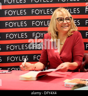 Foyles Buchladen, Charing Cross Road, London, UK. 10. Oktober 2013. Autorin Helen Fielding unterschreibt Exemplaren des neuen Buches von Bridget Jones, "Mad About The Boy." Bildnachweis: Rachel Megawhat/Alamy Live-Nachrichten Stockfoto