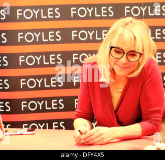 Foyles Buchladen, Charing Cross Road, London, UK. 10. Oktober 2013. Autorin Helen Fielding unterschreibt Exemplaren des neuen Buches von Bridget Jones, "Mad About The Boy." Bildnachweis: Rachel Megawhat/Alamy Live-Nachrichten Stockfoto