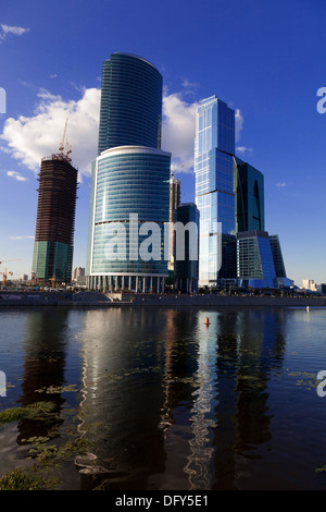 Moskau. Modernes Businesscenter am Fluss Stockfoto