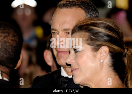 Tom Hanks und Ehefrau Rita Wilson bei der Gala-Premiere von "Captain Phillips', London, 9. Oktober 2013 Stockfoto