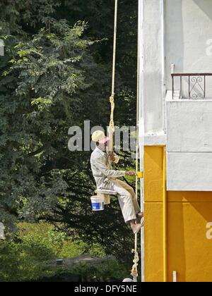 Ein Maler ist auf einer Docking-Station für Gebäudes außen