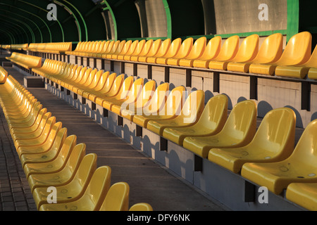 Sport. Leere Tribünen warten für Zuschauer Stockfoto