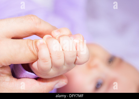 Baby-Fang Mutter finger Stockfoto