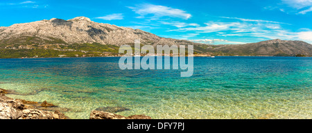 Blick vom Insel Badija in Richtung Stadt Orebic, Peljeski Kanal und Sveti Ilija Mount auf der Halbinsel Peljesac, Kroatien Stockfoto