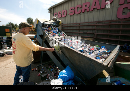 Männliche Mitarbeiter nutzt Maschine, Aluminiumdosen in einem Metall-recycling-Unternehmen in Texas zu zerquetschen Stockfoto