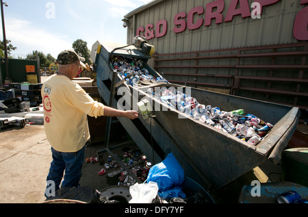 Männliche Mitarbeiter nutzt Maschine, Aluminiumdosen in einem Metall-recycling-Unternehmen in Texas zu zerquetschen Stockfoto