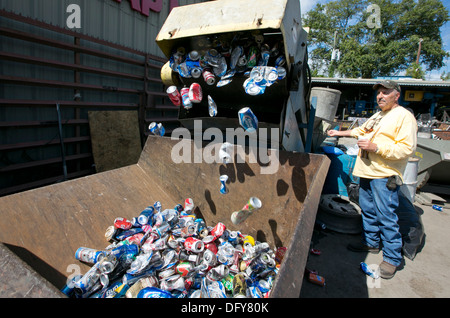 Männliche Mitarbeiter nutzt Maschine, Aluminiumdosen in einem Metall-recycling-Unternehmen in Texas zu zerquetschen Stockfoto