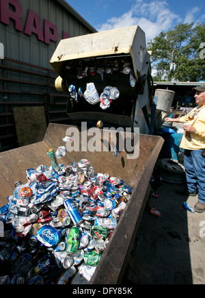 Männliche Mitarbeiter nutzt Maschine, Aluminiumdosen in einem Metall-recycling-Unternehmen in Texas zu zerquetschen Stockfoto