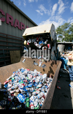 Männliche Mitarbeiter nutzt Maschine, Aluminiumdosen in einem Metall-recycling-Unternehmen in Texas zu zerquetschen Stockfoto