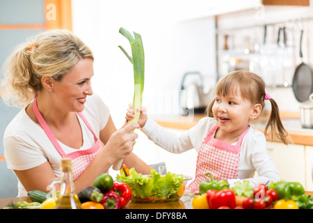 Mutter und Kind mit Spaß gesundes Essen zubereiten Stockfoto