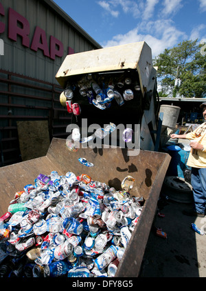 Männliche Mitarbeiter nutzt Maschine, Aluminiumdosen in einem Metall-recycling-Unternehmen in Texas zu zerquetschen Stockfoto