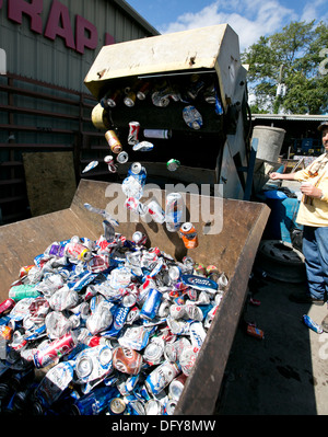 Männliche Mitarbeiter nutzt Maschine, Aluminiumdosen in einem Metall-recycling-Unternehmen in Texas zu zerquetschen Stockfoto