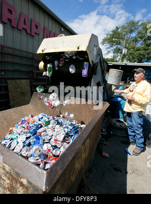 Männliche Mitarbeiter nutzt Maschine, Aluminiumdosen in einem Metall-recycling-Unternehmen in Texas zu zerquetschen Stockfoto