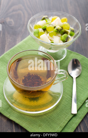 Heißen Tee und Eis mit Früchten Stockfoto