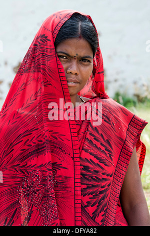 Südindische Teenager-Mädchen in einem roten Sari. Andhra Pradesh, Indien Stockfoto