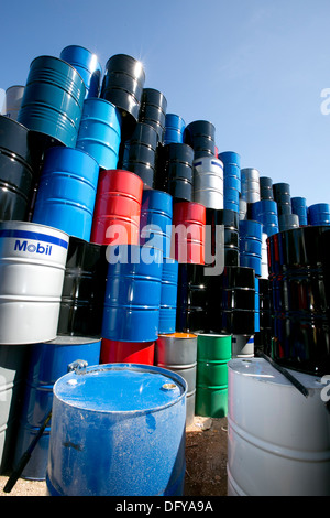 Metall Ölfässer in Schrott Metall recycling Hof in Texas gebracht Stockfoto