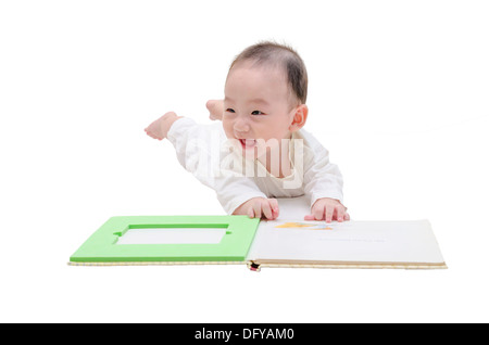 Niedliche Baby Lesen eines Buches auf weißem Hintergrund Stockfoto