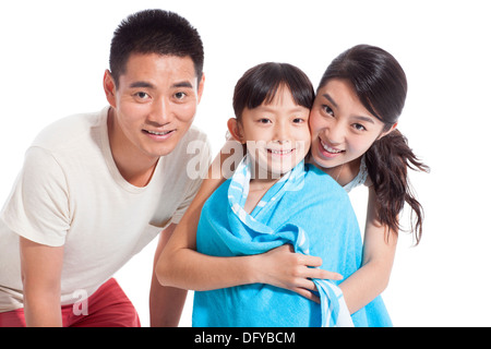 Kleines Mädchen mit Eltern in Handtuch gewickelt. Stockfoto