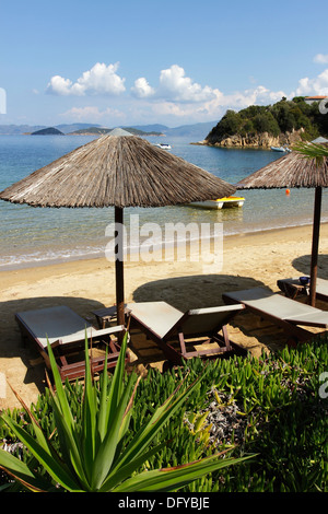 Sonnenliegen und Schattierungen im Kanapitsa Beach auf der griechischen Insel Skiathos, ein beliebtes Touristenziel in der Ägäis. Stockfoto