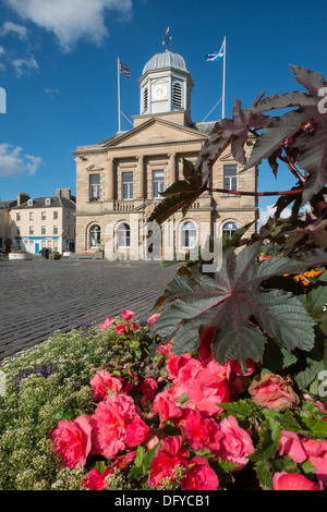 Kelso Rathaus und Marktplatz mit blühenden Pflanzer im Sommer, Schottland Stockfoto